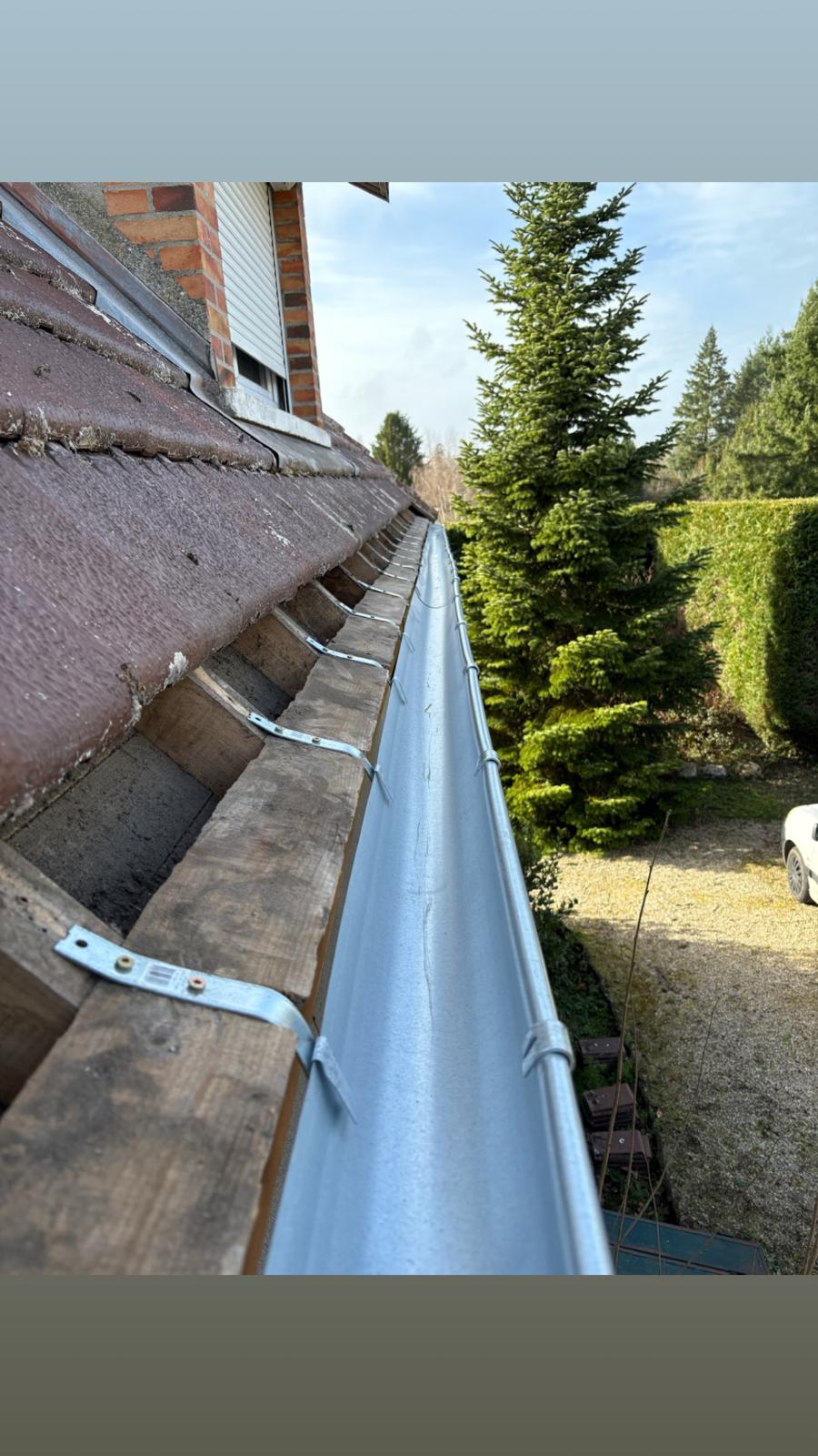 Installation d'une gouttière zinc